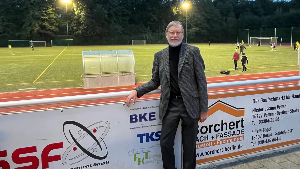 Neue Flutlichtanlage in der Bieselheide, Dr. Ulrich Strempel Foto: CDU Glienicke Neue Flutlichtanlage in der Bieselheide, Dr. Ulrich Strempel Foto: CDU Glienicke